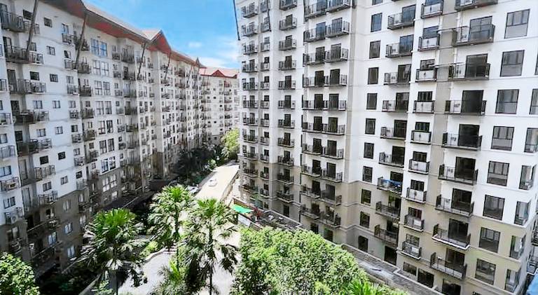 Serviced apartment with pool, yard & terrace — photo 4