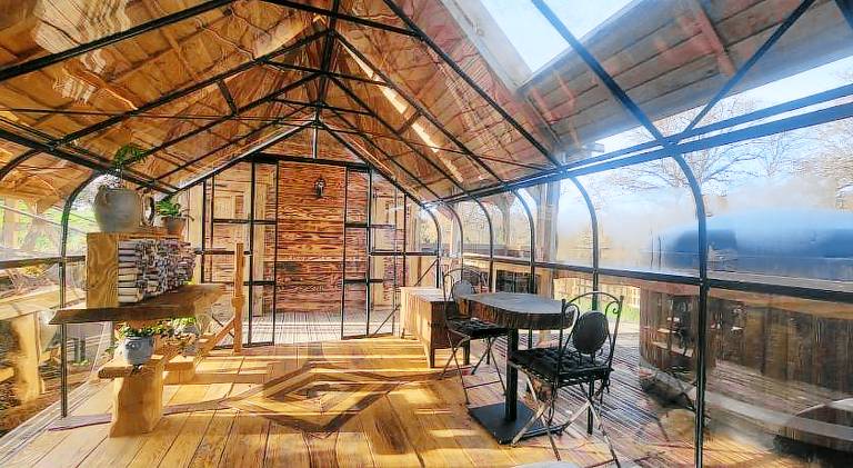 Lodge with yard, hot tub & terrace | Pets allowed — photo 4