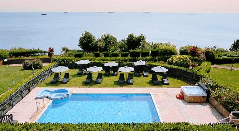 Vacation home with pool, hot tub & garden | Perfect for remote work — photo 5