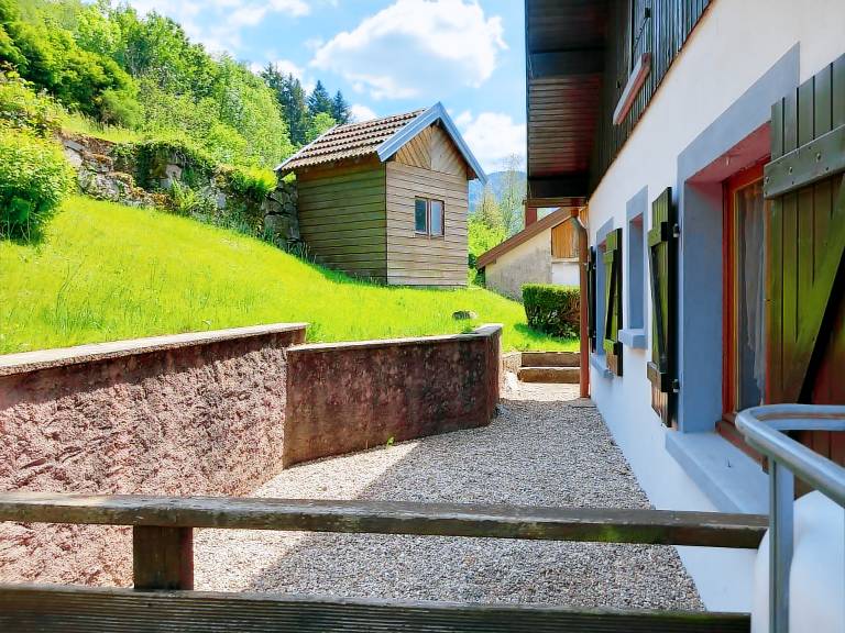 Chalet with yard & BBQ | Lake view — photo 4