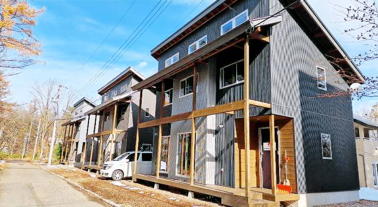 Fully equipped chalet with patio, grill & yard | Suitable for remote work | Pet-friendly — photo 5