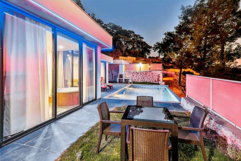 Villa with pool, yard & BBQ — photo 4