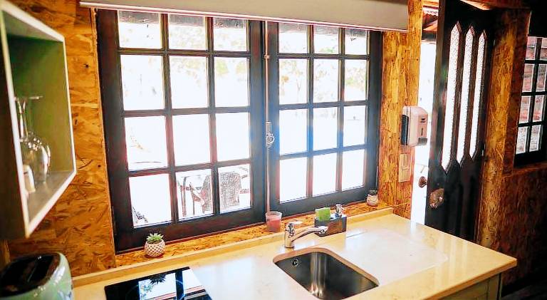 Chalet with BBQ, yard & patio — photo 4