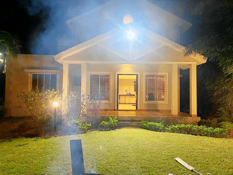 Vacation home with BBQ, pool & yard | Pets allowed — photo 5