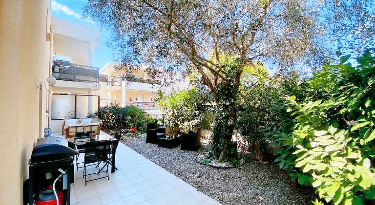 West Nice Ground-Floor one Bedroom Apartment with Parking, Garden, Pool — photo 3