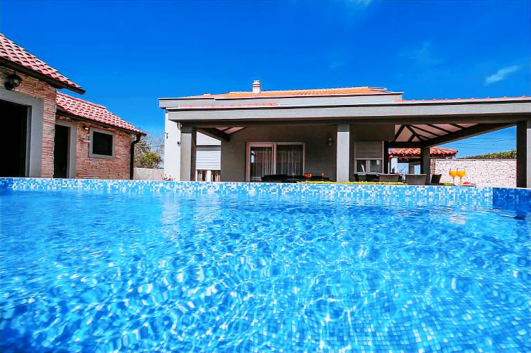 Villa with garden, barbeque & pool — photo 4