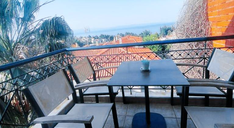 Serviced apartment with yard & terrace — photo 5
