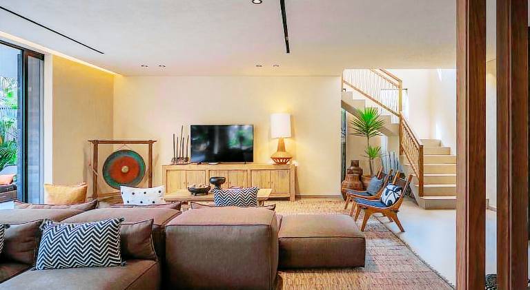 Villa with pool — photo 4
