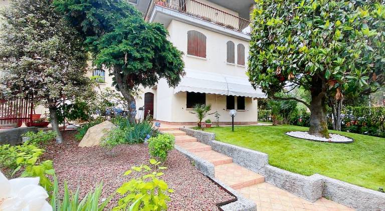 Rental apartment with yard & terrace — photo 2