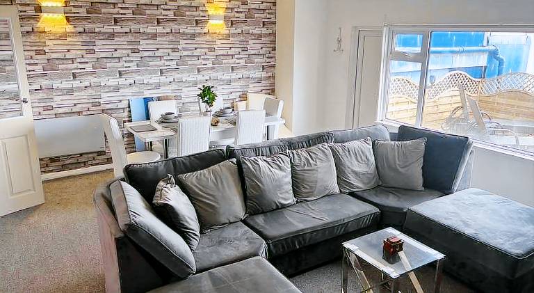 Sea View Lavish Apartment SKY TV Whirlpool Bath HUGE Balcony NEWLY REFURBISHED — photo 2