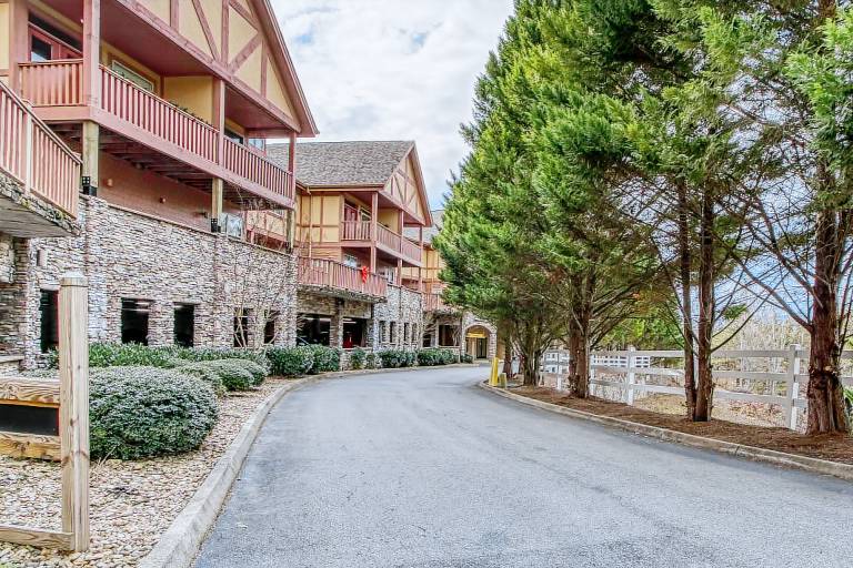 Children-friendly condo with pool | Pets allowed in Pigeon Forge, TN