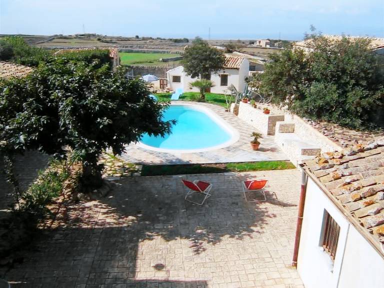Vacation home with garden, private pool & barbecue — photo 4