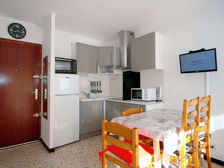 Cozy T1 in Balaruc-les-Bains with Balcony, A/C, and Modern Amenities — photo 2