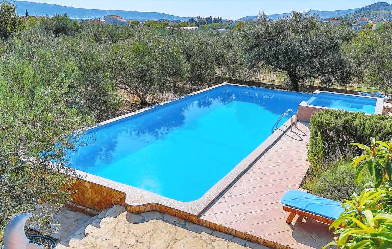 Villa with terrace, jacuzzi & barbeque — photo 2