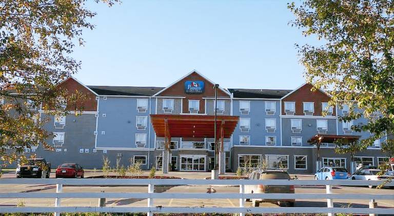 Pomeroy Inn & Suites at Olds College — photo 5