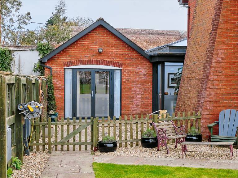 Cottage with yard | Beach view — photo 2