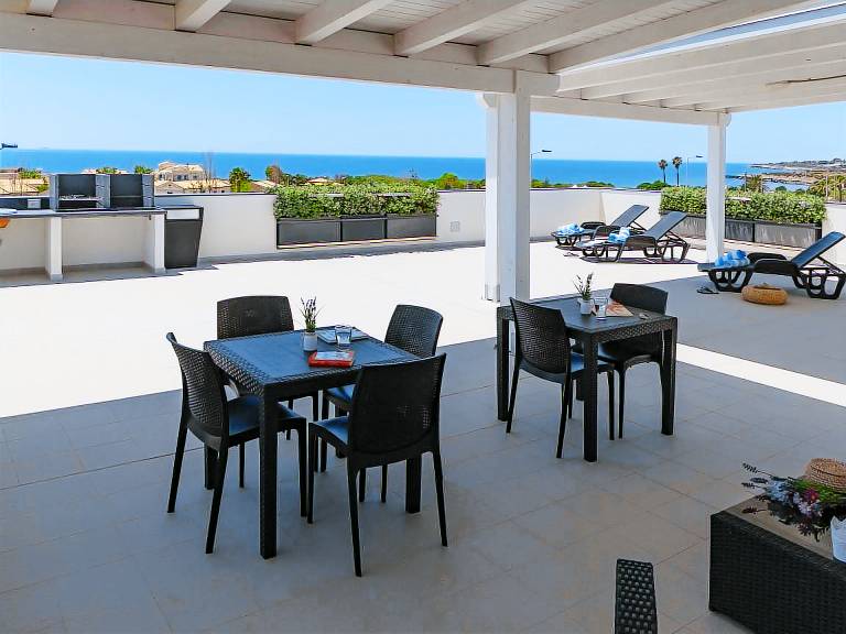 Holiday apartment with barbecue, pool & yard — photo 4