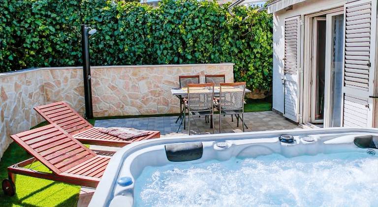 Holiday apartment with hot tub in Split