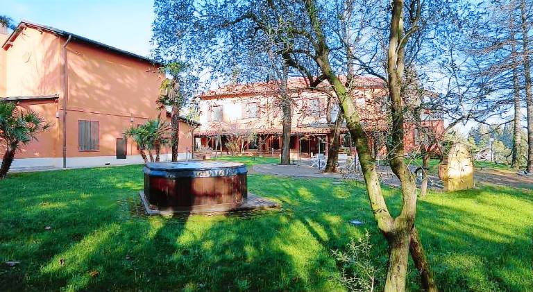 House with BBQ, yard & hot tub — photo 4