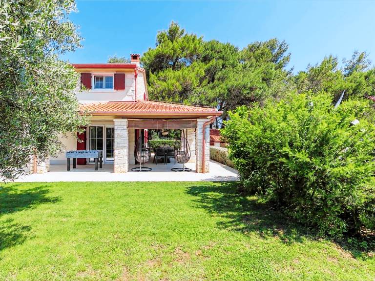 Family-oriented vacation home with private pool, grill & yard | Pet-friendly — photo 3