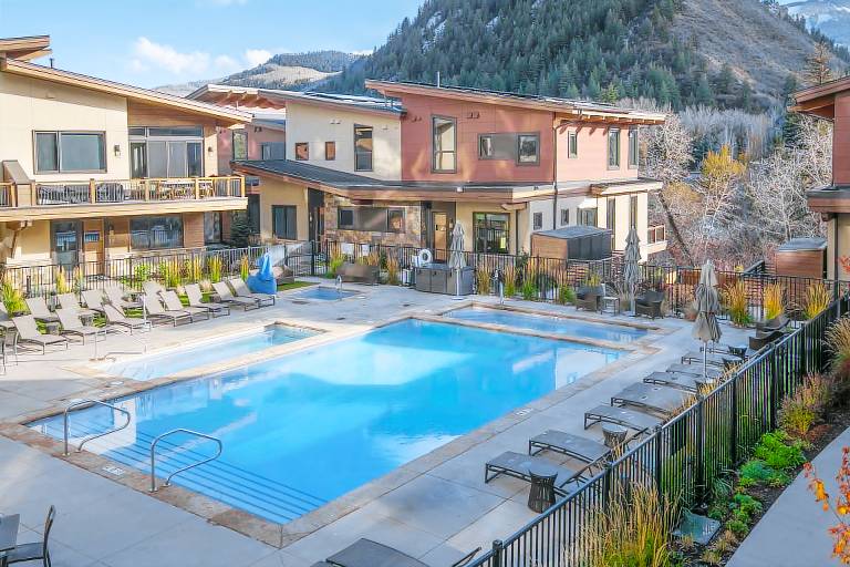 Condo with sauna, barbecue & heated pool | Mountain view — photo 2