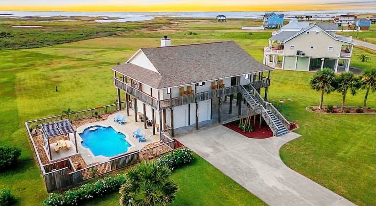 Fully equipped lovely vacation home with yard, grill & private pool | Beach nearby | Perfect for remote work | Pets allowed in Galveston, TX