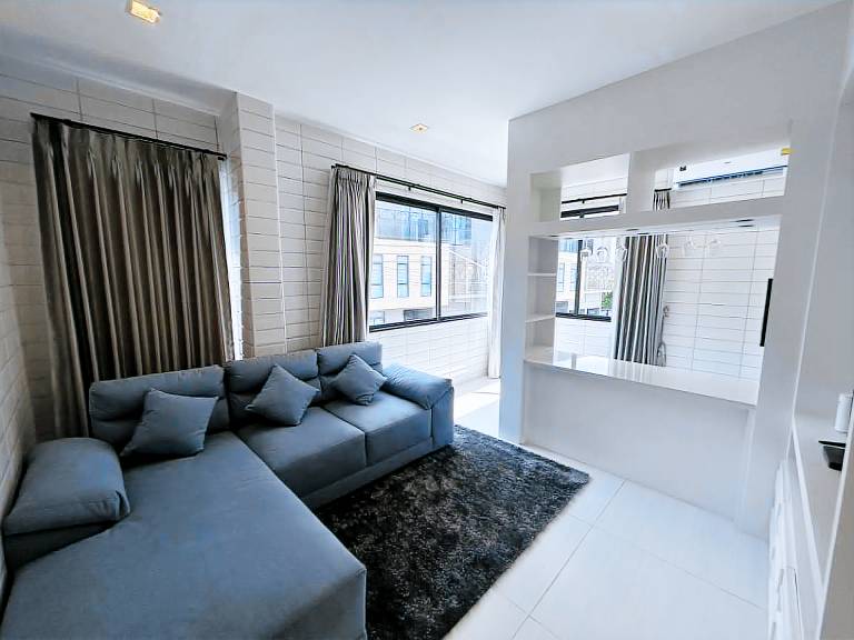 Villa with private pool, BBQ & yard | Perfect for remote work — photo 2