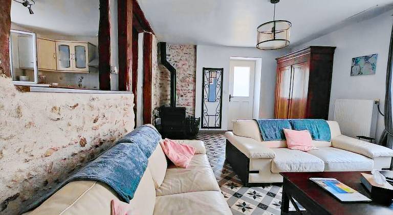 Villa with patio, yard & barbeque in Chinon