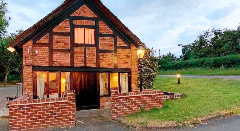Cosy Cottage next to Farmers Arms Country pub. in Tewkesbury