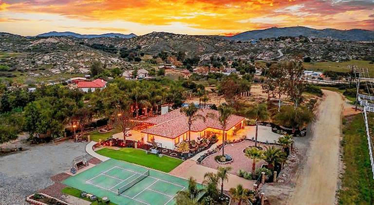 House with jacuzzi & pool | Pets are welcome in Temecula, CA