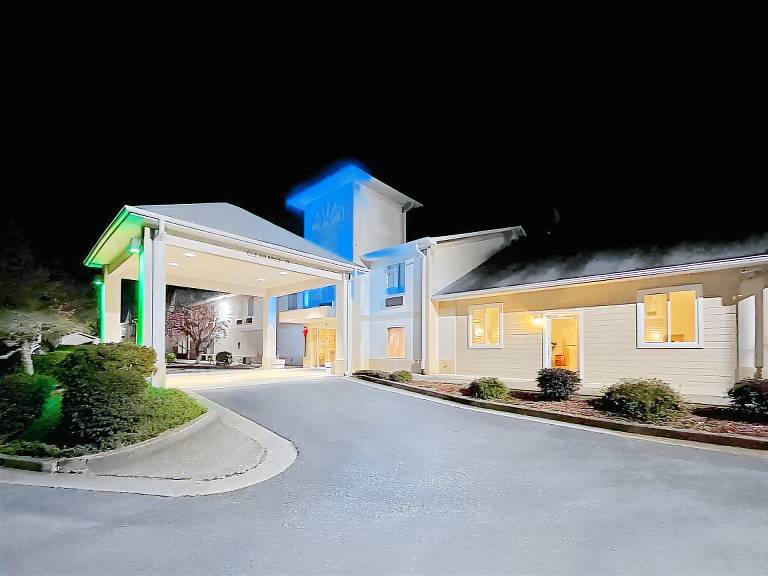 Clarion Pointe-Dillard near Blue Ridge Mountains in Dillard, GA
