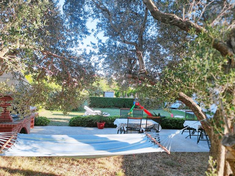 Holiday apartment with yard, grill & terrace in Rab