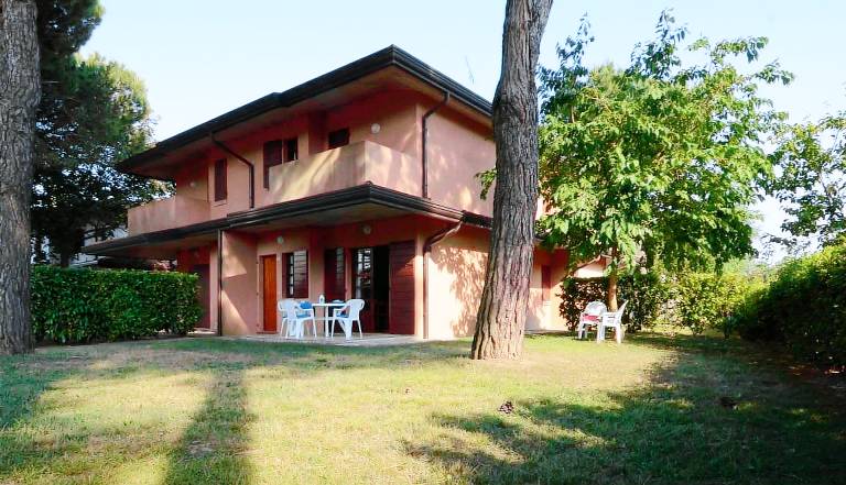 Villa with patio & yard | Garden view — photo 3