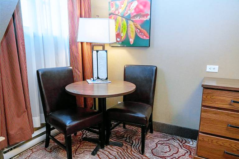 Standard King Room — photo 3