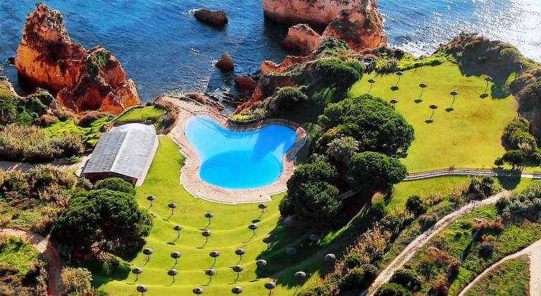 Fully equipped rental apartment with yard, pool & terrace | Beach nearby | Pets are welcome in Portimão