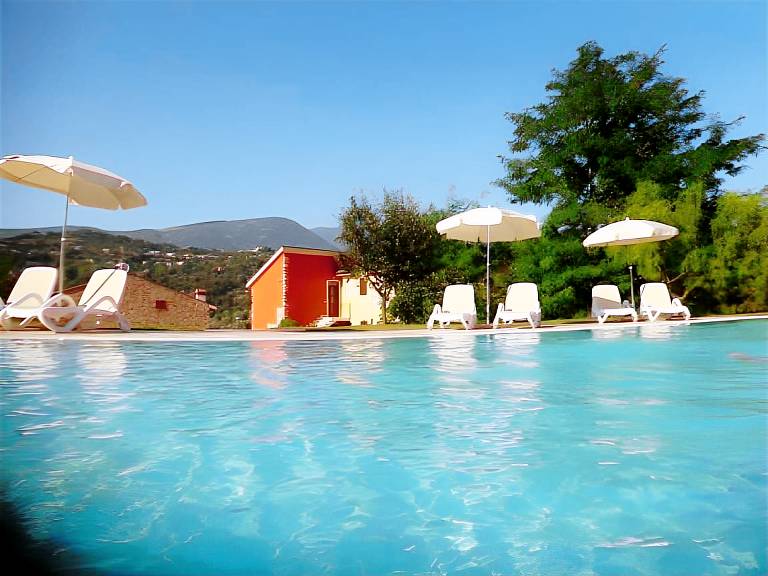 Serviced apartment with yard, pool & barbecue — photo 3