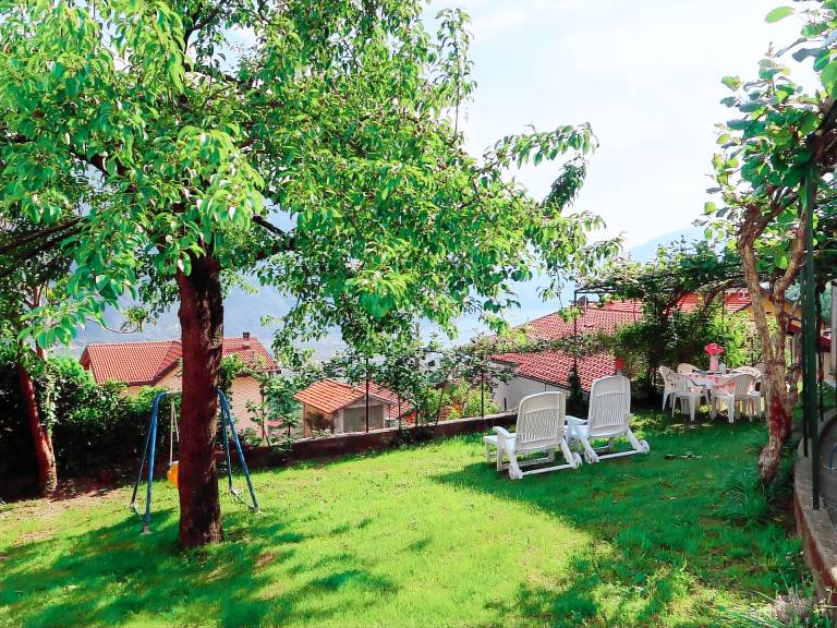 Rental apartment with barbecue, terrace & garden | Lake view — photo 2