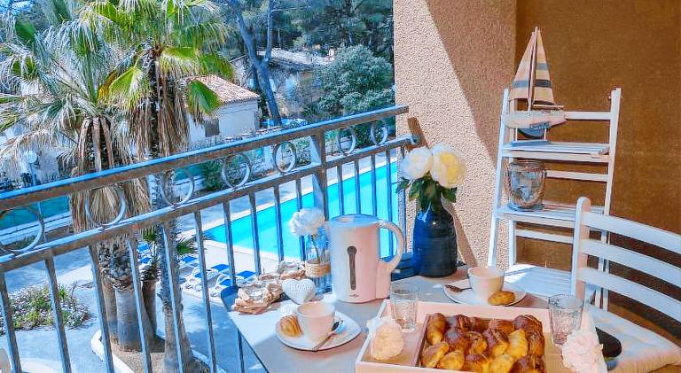 Apartment with pool in Bandol