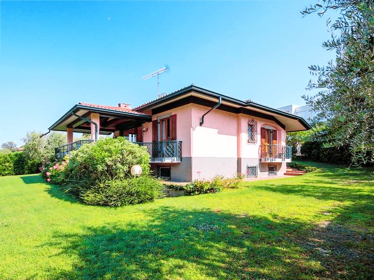 Villa with garden, grill & terrace | Lake view in Gardone Riviera