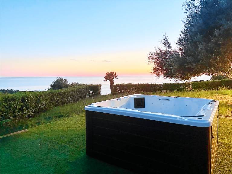 Villa 'Bea Holiday Home with Sea View', Private Terrace and Garden in Oristano