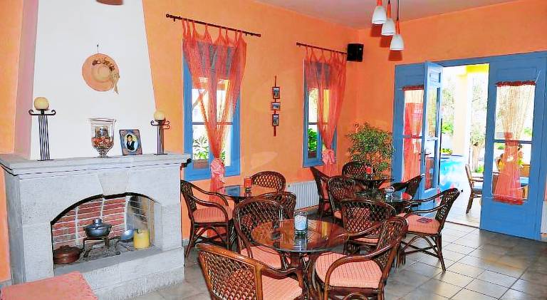 Beautiful serviced apartment with pool, patio & garden | Pets allowed — photo 3
