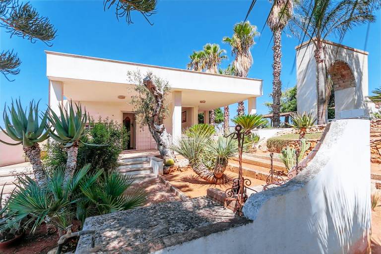 Family-friendly wonderful vacation home with yard, terrace & grill | Garden view | Pet-friendly — photo 2