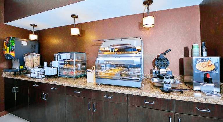 Americas Best Value Inn & Suites Cuero — photo 3