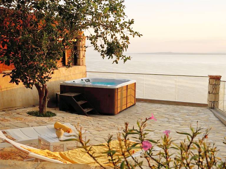 House with jacuzzi & BBQ — photo 3