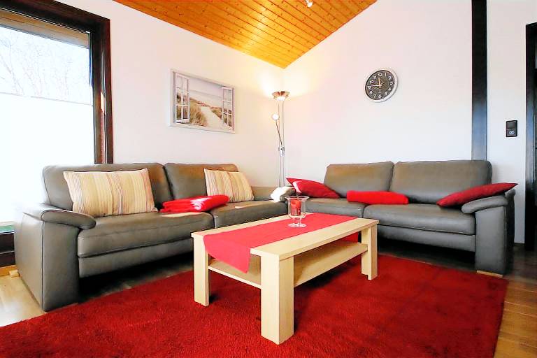 Bungalow with yard & patio — photo 4