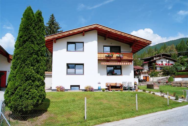 Child-friendly rental apartment with BBQ, garden & patio | Pets are welcome in Laengenfeld