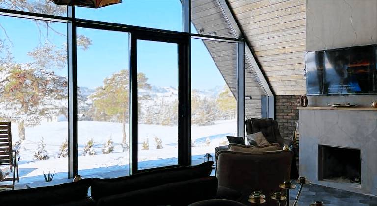 Spacious house with hot tub, garden & patio | Suitable for remote work | Pets allowed — photo 4