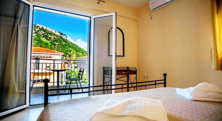 Holiday apartment with garden, barbeque & terrace in Kefalonia