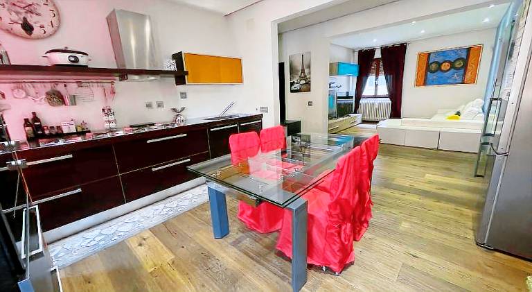 Apartment with jacuzzi — photo 3