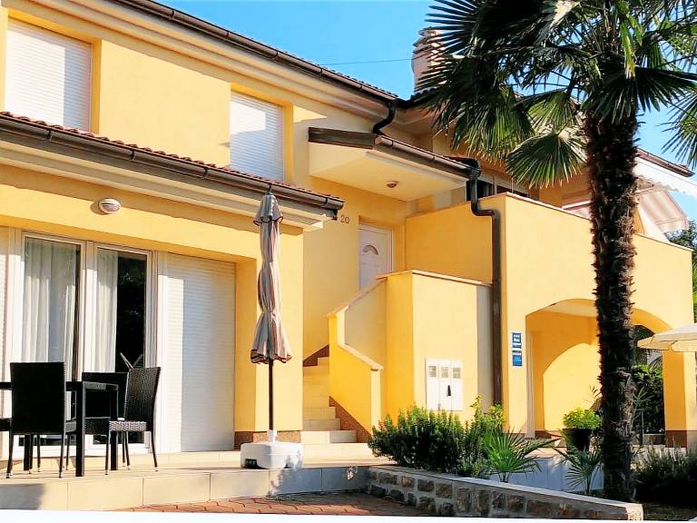 Apartment with garden in Omisalj